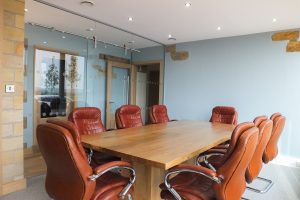07, Frameless glass partitioning allowing natural light into the corridor